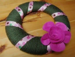 yarn wreath with pink flower