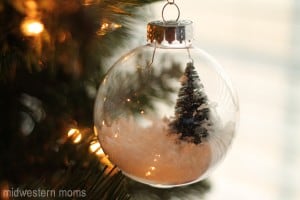 Clear Plastic Ornament Balls - 10 Cute Ways to Use Them This Christmas. I think #4 is the prettiest. Many cute ideas in this post! 
