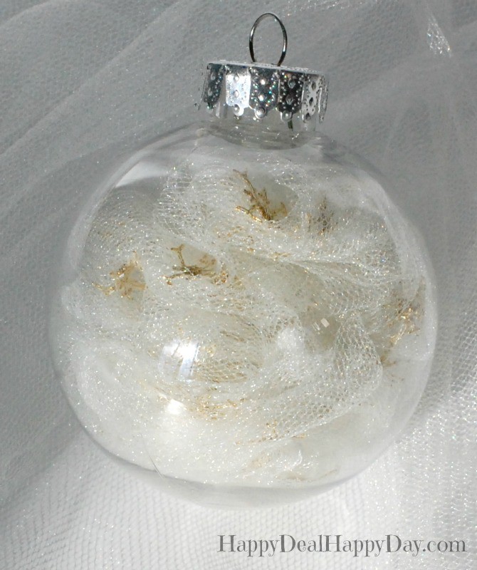 Clear Plastic Ornament Balls - 10 Cute Ways to Use Them This Christmas. I think #4 is the prettiest. Many cute ideas in this post! 