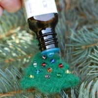 Easy Homemade Gift Ideas- needle felted essential oil diffuser ornament