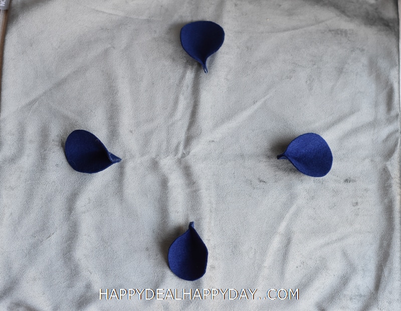 Outline of flower petals for a no sew pillow with a felt flower